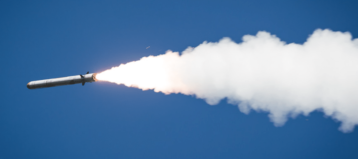 Le Royaume-Uni annonce une nouvelle aide militaire d’un milliard de dollars pour l’Ukraine. Drones, missiles de défense aérienne et radars seront financés grâce aux revenus générés par les avoirs russes gelés. Wikipedia