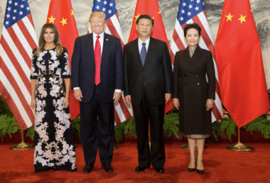 La Chine a annoncé de nouvelles sanctions contre plusieurs dizaines d’entreprises américaines liées à la Défense. Exportations, terres rares et marchés publics sont désormais au cœur du bras de fer entre Pékin et Washington.
