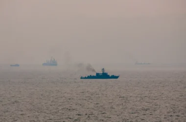 Adieu le blocus d'Ormuz : les navires reprennent la route, mais une menace invisible dans ces eaux plane toujours