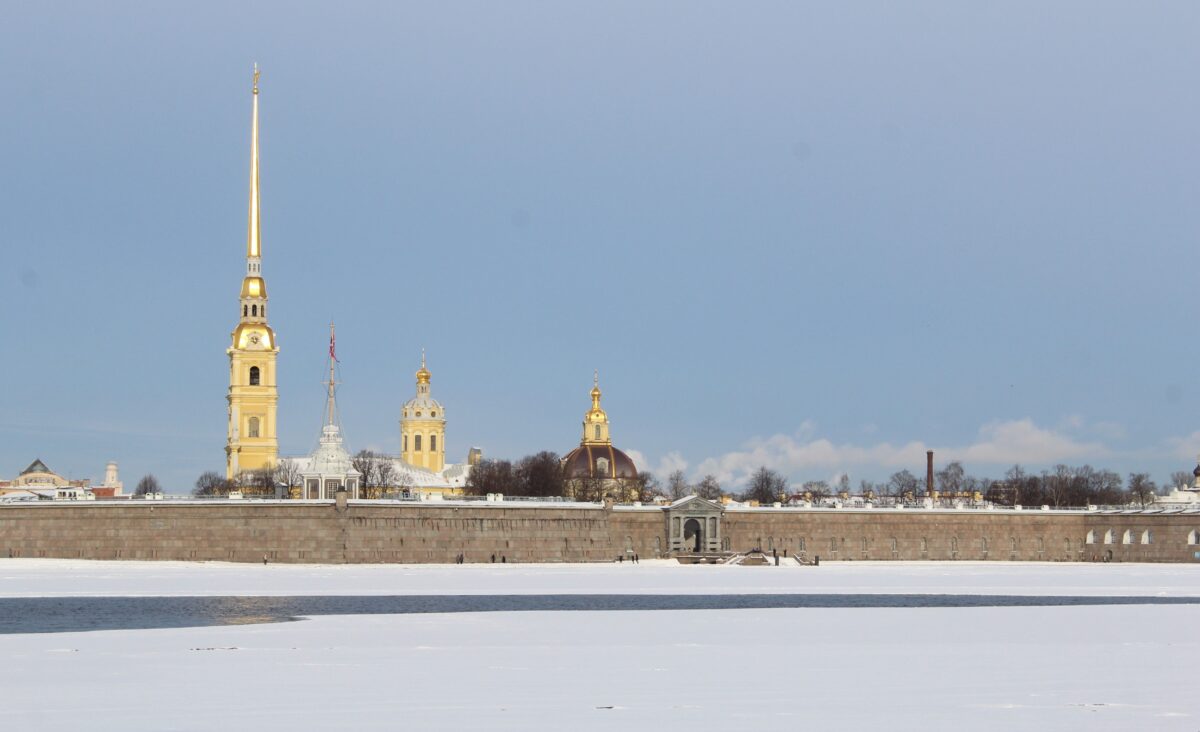 Drones ukrainiens contre Saint-Pétersbourg : une frappe stratégique pendant le forum économique de Poutine