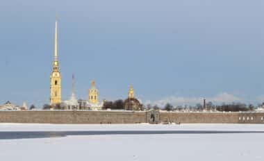 Drones ukrainiens contre Saint-Pétersbourg : une frappe stratégique pendant le forum économique de Poutine