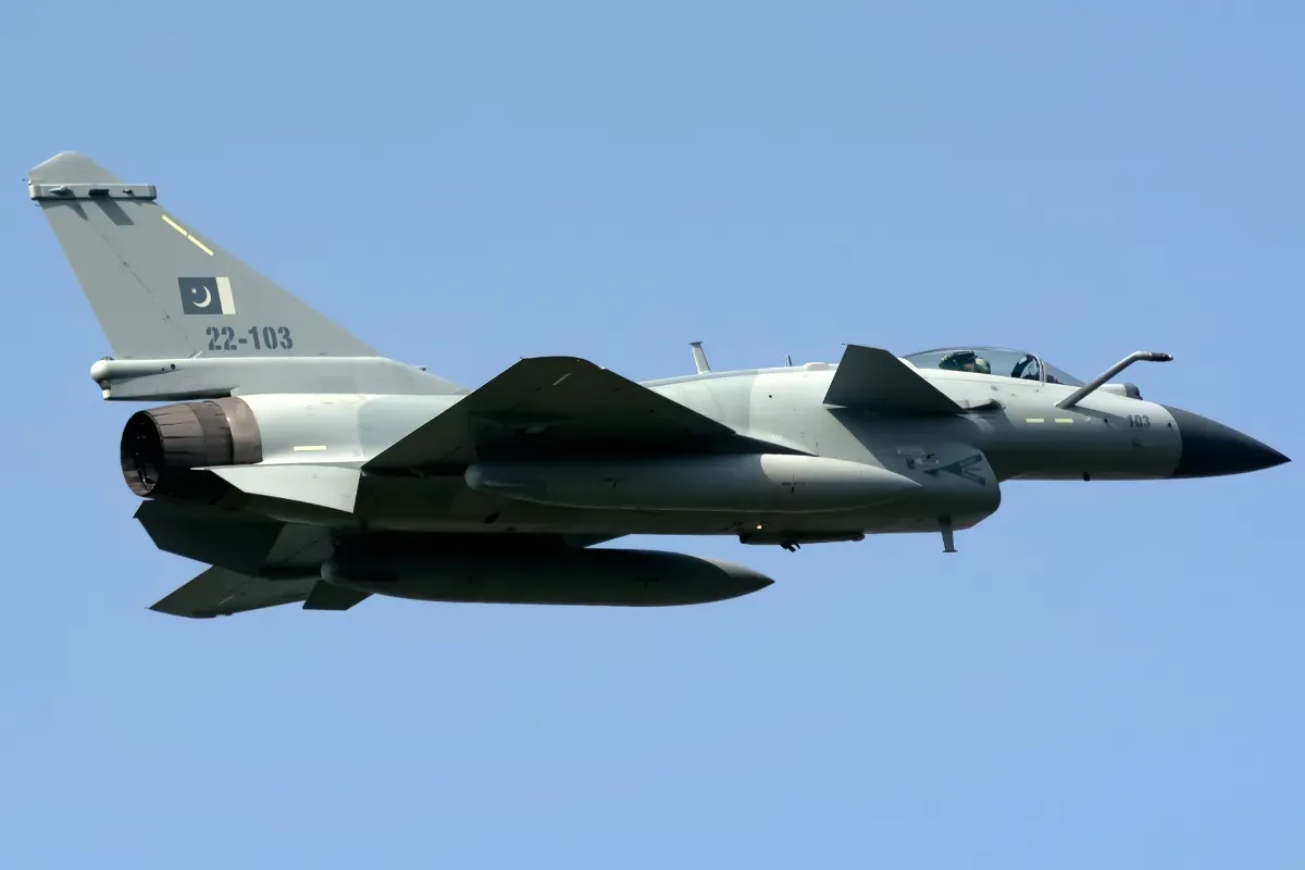 J-10CE contre l'Eurofighter Typhoon : le combat serait déjà gagné d'avance selon Pekin