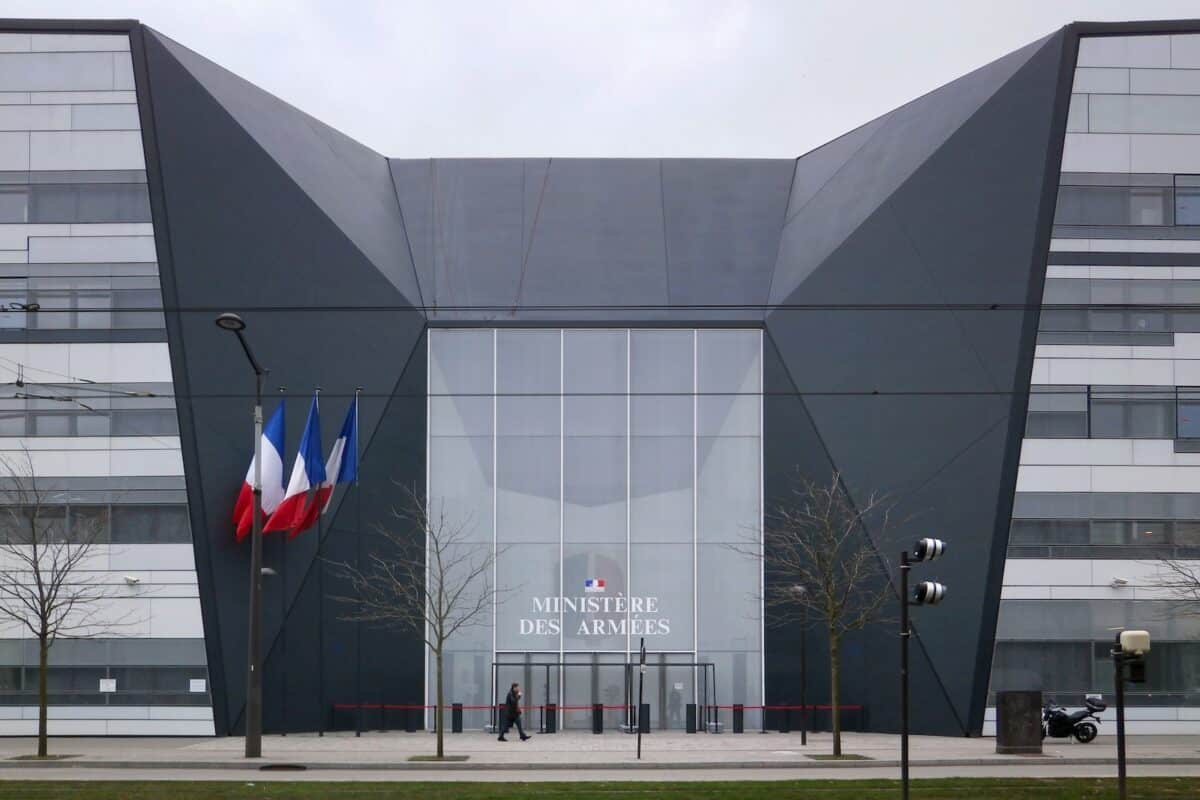 Ministère des Armées : 64 000 civils, l'armée invisible qui ne part jamais au front