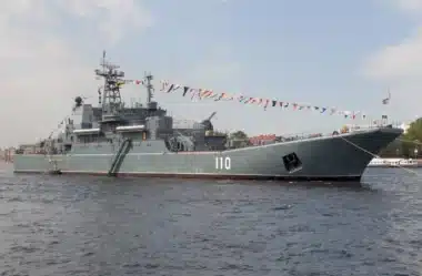 La Russie recouvre de filets l'un de ses plus grands navires de guerre en mer Baltique : les drones ukrainiens ont changé les règles du combat naval
