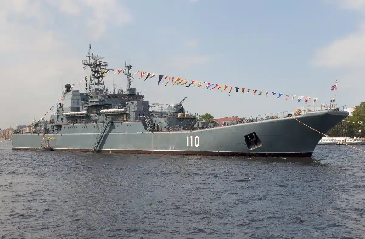 La Russie recouvre de filets l'un de ses plus grands navires de guerre en mer Baltique : les drones ukrainiens ont changé les règles du combat naval