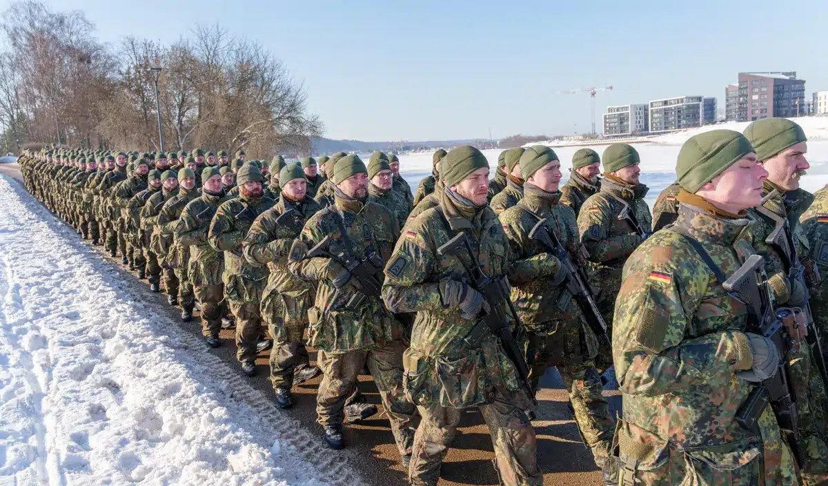 L'Allemagne veut rétablir le service militaire obligatoire dès 2027 : les jeunes Allemands réagissent et l'opinion se divise
