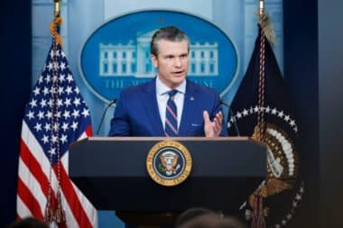Peter Hegseth se livre à des comparaisons douteuses à l'occasion des commémorations du 6 juin