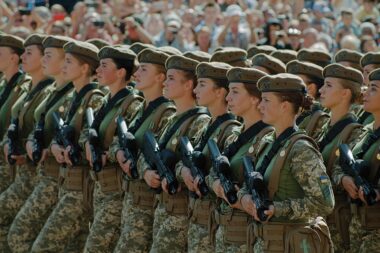 En Ukraine, des femmes participent à la résistance face à la Russie en collectant du renseignement, en soutenant la Défense et en protégeant le ciel contre les drones. Wikipedia