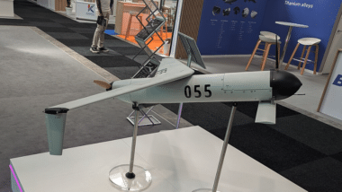 Le drone Hornet s’impose comme un nouvel outil de frappe ukrainien contre les lignes logistiques russes. Portée, intelligence artificielle, brouillage : ce drone de moyenne portée change l’équilibre tactique. Wikipedia