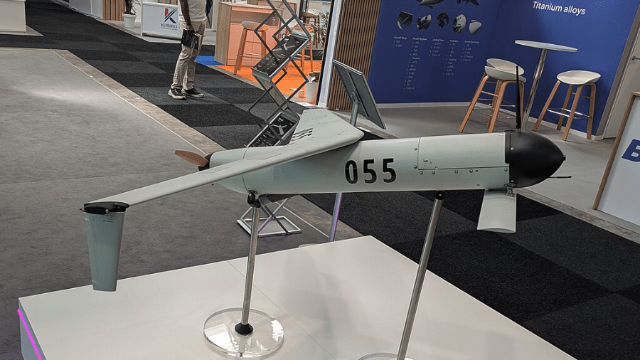 Le drone Hornet s’impose comme un nouvel outil de frappe ukrainien contre les lignes logistiques russes. Portée, intelligence artificielle, brouillage : ce drone de moyenne portée change l’équilibre tactique. Wikipedia