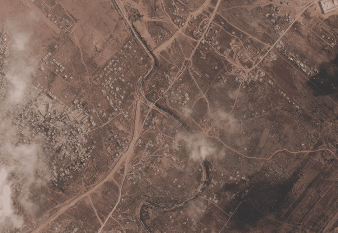 Des images satellites montrent qu’Israël édifie à Gaza une longue levée de terre près de la « ligne jaune », renforçant les craintes d’une partition durable. Capture d'écran