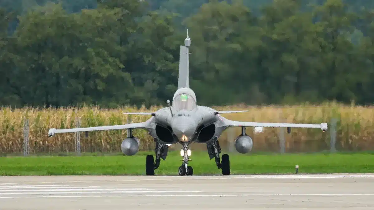 Un Rafale F4 vient de combattre aux côtés d'un drone autonome armé de guerre électronique : les pilotes de chasse n'en reviennent pas