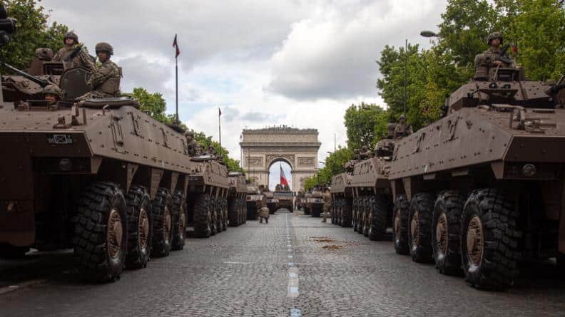 Pour le défilé du 14 juillet 2026, l’armée de Terre présentera ses régiments, ses blindés, ses capacités cyber, son artillerie et ses moyens logistiques dans une démonstration inspirée d’un déploiement opérationnel. Defense.gouv