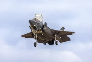 Des jets de la RAF décollent en urgence pour intercepter un avion russe : il volait à quelques kilomètres du porte-avions britannique