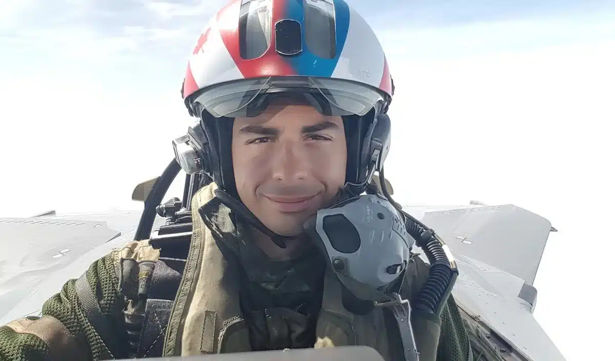 Il quitte l'armée de l'air pour YouTube et en dévoile trop : l'ancien pilote de chasse est maintenant accusé d'espionnage pour la Chine