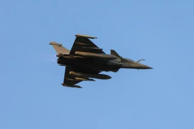 La Marine nationale valide une configuration du Rafale M F4 avec deux bombes de 1 000 kg : une première pour cet avion de chasse