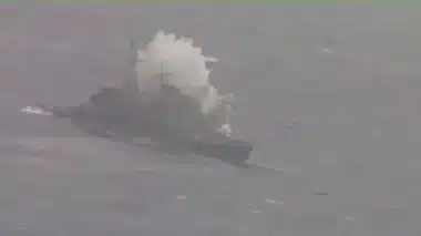 L'USS Mobile Bay s'est fait explosé et le HMCS Corner Bay a tout filmé à travers son périscope : on a retrouvé la vidéo époustouflante