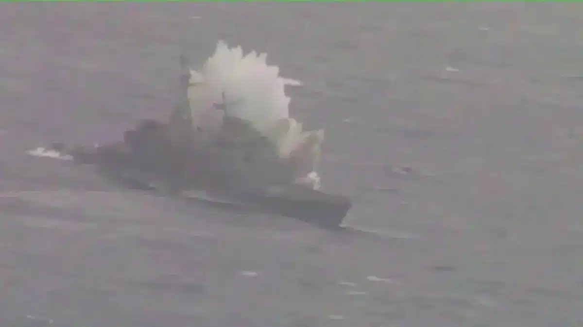 L'USS Mobile Bay s'est fait explosé et le HMCS Corner Bay a tout filmé à travers son périscope : on a retrouvé la vidéo époustouflante