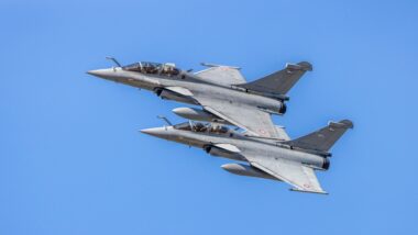 Rafale M F4 : la nouvelle configuration permet d'embarquer deux bombes de 1000 kg