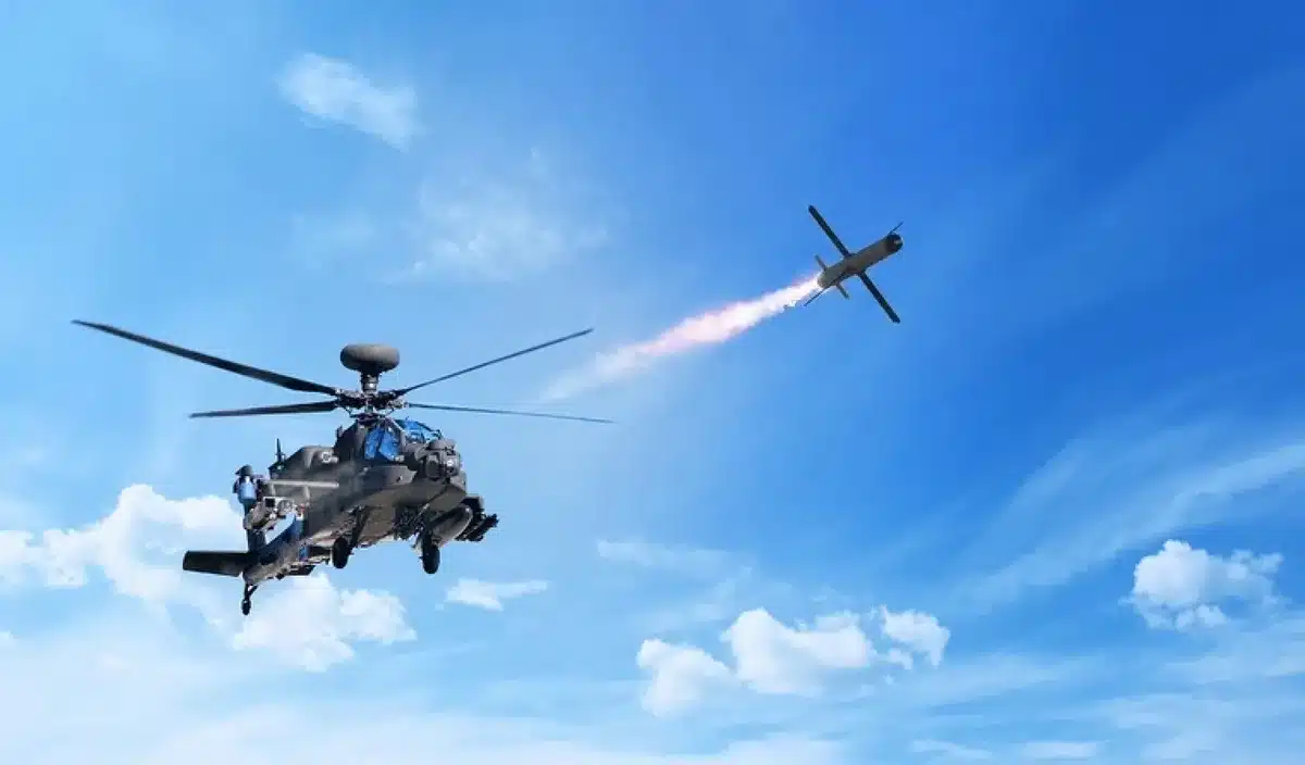 Un Apache coule un navire à 32 km en plein Pacifique : les marines n'avaient jamais tenté ce tir, les images sont spectaculaires