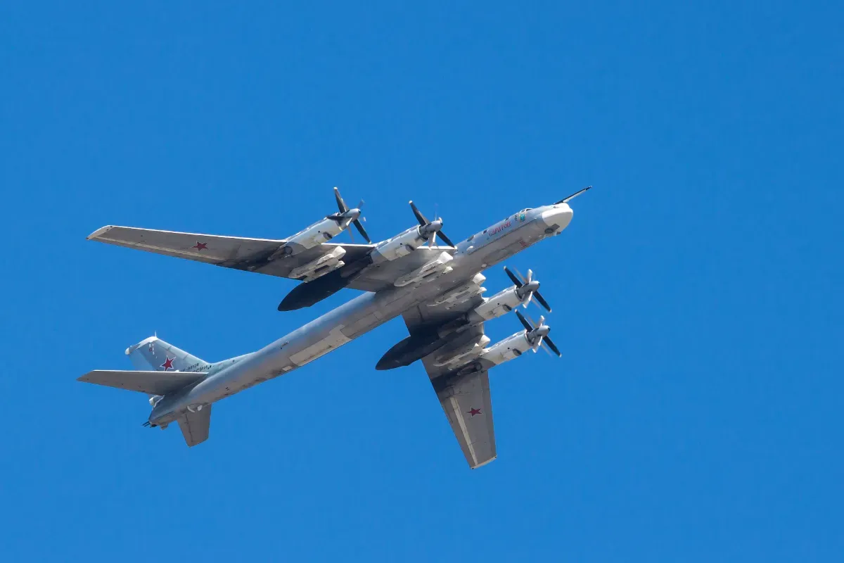 Des images satellite confirme un combat entre un drone ukrainien et un Tu-95 russe