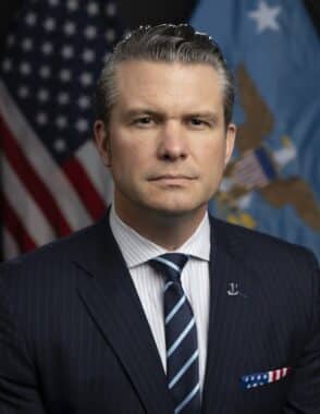 Depuis son arrivée au Pentagone, Pete Hegseth multiplie limogeages et blocages de promotions. Femmes et officiers noirs apparaissent particulièrement touchés. Wikipedia