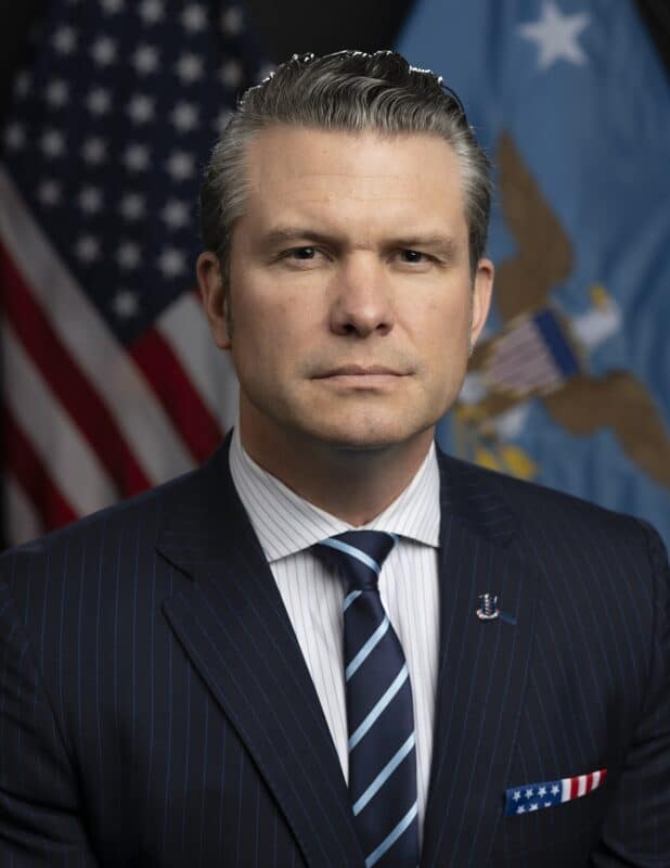 Depuis son arrivée au Pentagone, Pete Hegseth multiplie limogeages et blocages de promotions. Femmes et officiers noirs apparaissent particulièrement touchés. Wikipedia
