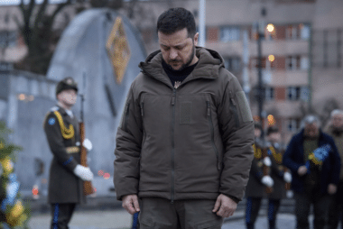 olodymyr Zelensky presse les Européens d’accroître leur soutien financier à l’Ukraine pour financer drones, missiles et Défense aérienne. Wikipedia