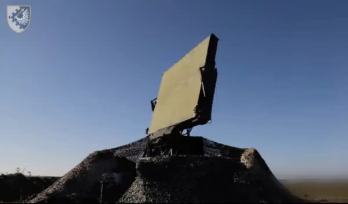 Guerre en Ukraine : comment fonctionne le radar Pelikan, capable de repérer drones et missiles jusqu’à 400 km