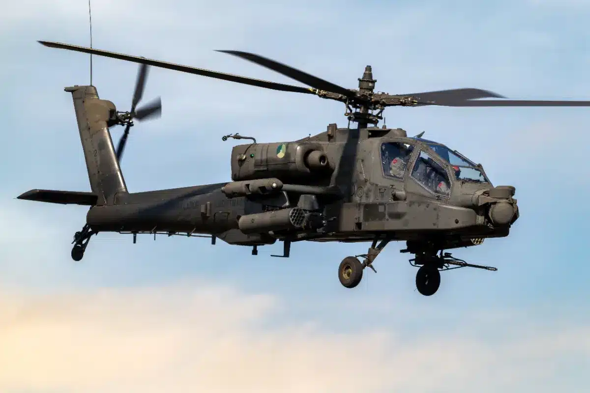 Huit pilotes d'hélicoptères Apache mis à l'écart après un vol en Caroline du Sud : pourquoi le Pentagone a levé la sanction