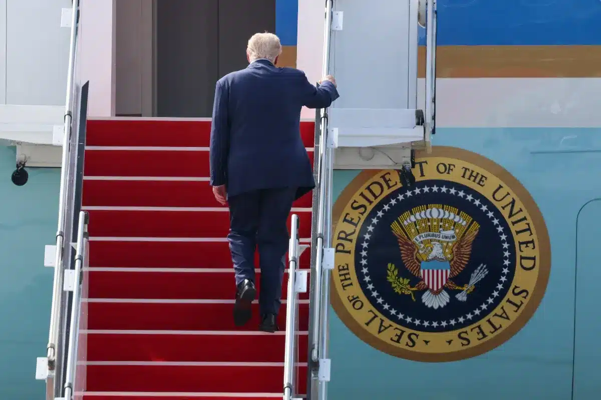 La presse américaine révèle que Trump a changé d'avion en secret après le sommet de l'Otan : l'Iran serait derrière cette décision