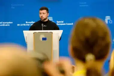 Macron appelle à la sérénité sur l'Ukraine alors que Moscou multiplie les provocations le jour même de la fête de l'indépendance