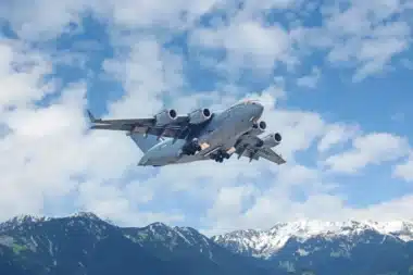Pourquoi cet avion de l'US Air Force a-t-il dû rebrousser chemin en urgence ? Les russes seraient responsables