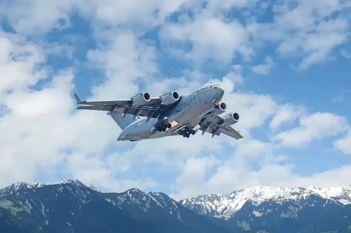Pourquoi cet avion de l'US Air Force a-t-il dû rebrousser chemin en urgence ? Les russes seraient responsables