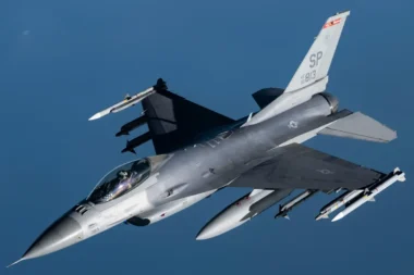 Un pilote de F-16 lâche les commandes en plein vol : l'IA prend le relais pour la première fois pour la DARPA