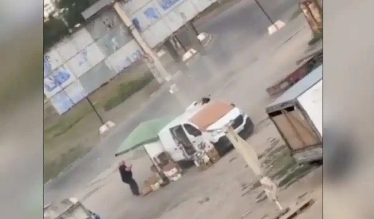 « Un safari » : Zelensky réagit après qu'un drone russe a pourchassé et bombardé un civil ukrainien filmé en pleine fuite