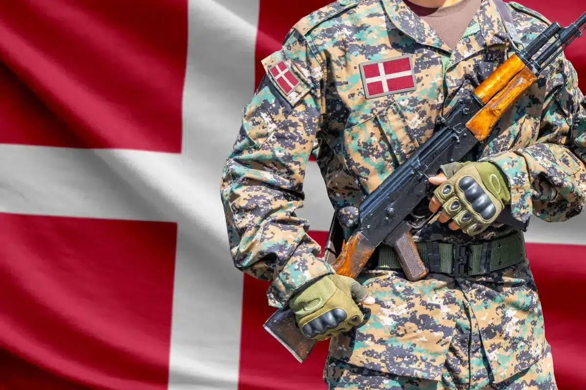 Le Danemark ne compte que 18 000 soldats et veut en former 6 500 par an : il triple la durée du service militaire pour protéger le Groenland