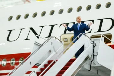 CNN exclue d'Air Force One après son bannissement de la Maison Blanche : « on nous punit pour notre travail », réagit la rédaction