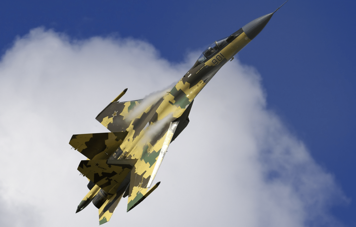 Deux Su-35 russes seraient entrés en collision près de l’Ukraine. Bilan humain, coût des appareils et circonstances : les informations disponibles. ChatGPT