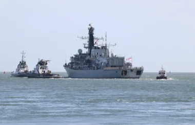 Des navires russes chargés de chars émergent au sud de la Sicile, un avion italien décolle en réaction