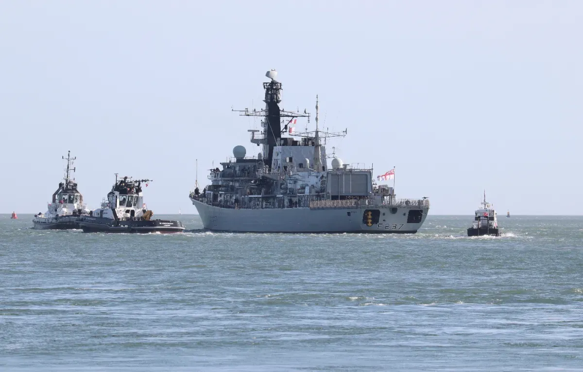 Des navires russes chargés de chars émergent au sud de la Sicile, un avion italien décolle en réaction