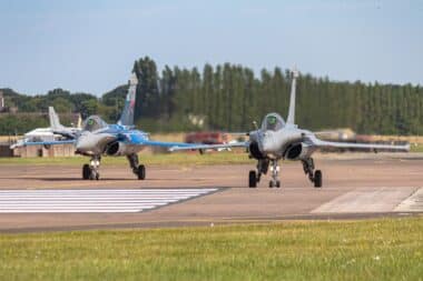 terroriste-cinq-suspects-arretes-pres-base-raf-fairford-royaume-uni