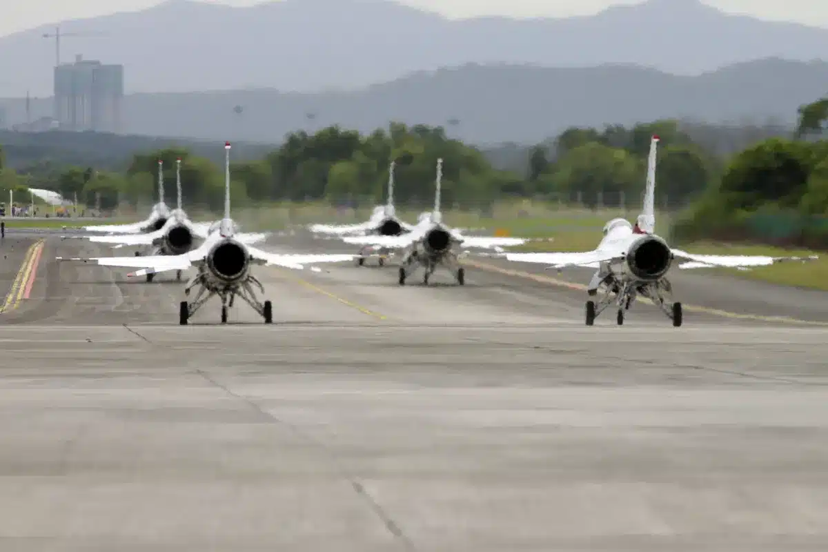 40 navires, 260 aéronefs et 57 000 soldats : les États-Unis et le Japon activent leurs forces dans le Pacifique après le déploiement du porte-avions chinois Liaoning