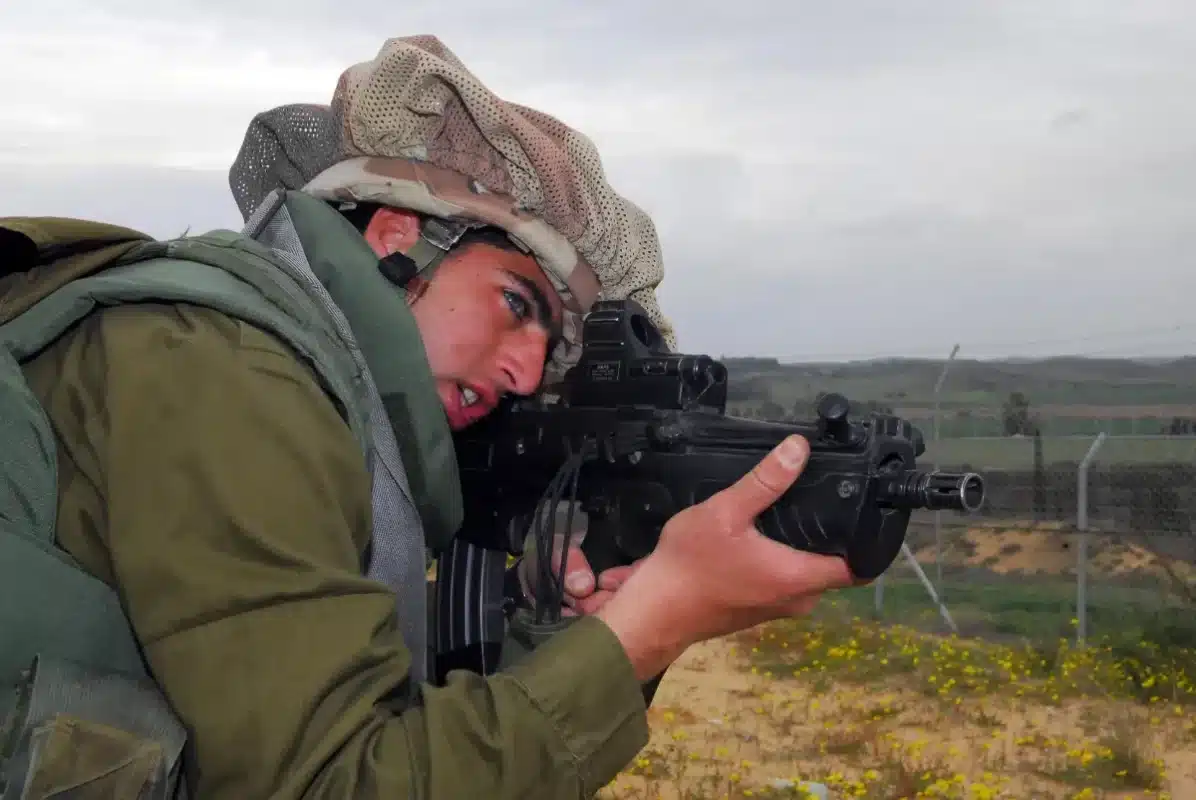Adieu au FAL : après 66 ans, les Forces Armées débutent son remplacement par un fusil israélien