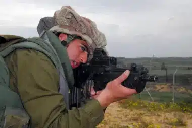Adieu au FAL : après 66 ans, les Forces Armées débutent son remplacement par un fusil israélien