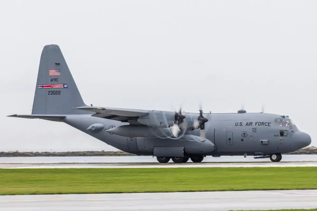 Alors que l'USAF avance dans son retrait, les États-Unis ont donné un avion C-130H Hércules à la Force Aérienne Roumaine