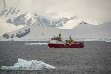 Au cœur des tensions avec l'Argentine autour des Malouines, le seul patrouilleur polaire de la Royal Navy britannique a été remorqué au port