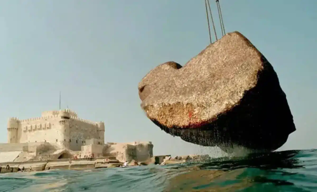 Des archéologues mettent au jour des pierres de 80 tonnes sous la mer, identifiées comme les restes d'une des sept merveilles du monde antique