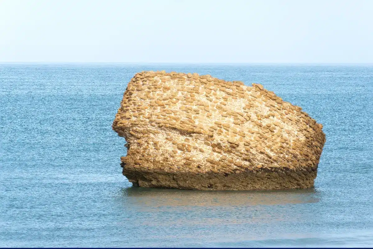 Des archéologues tombent sur des pierres de 80 tonnes immergées, supposées appartenir à l'une des sept merveilles antiques