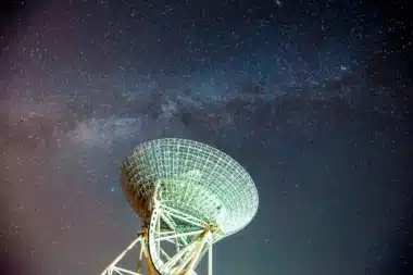 Des astronomes sud-africains captent un signal laser venu de 8 milliards d'années-lumière : « nous avons d'abord cru à une erreur de calibration »